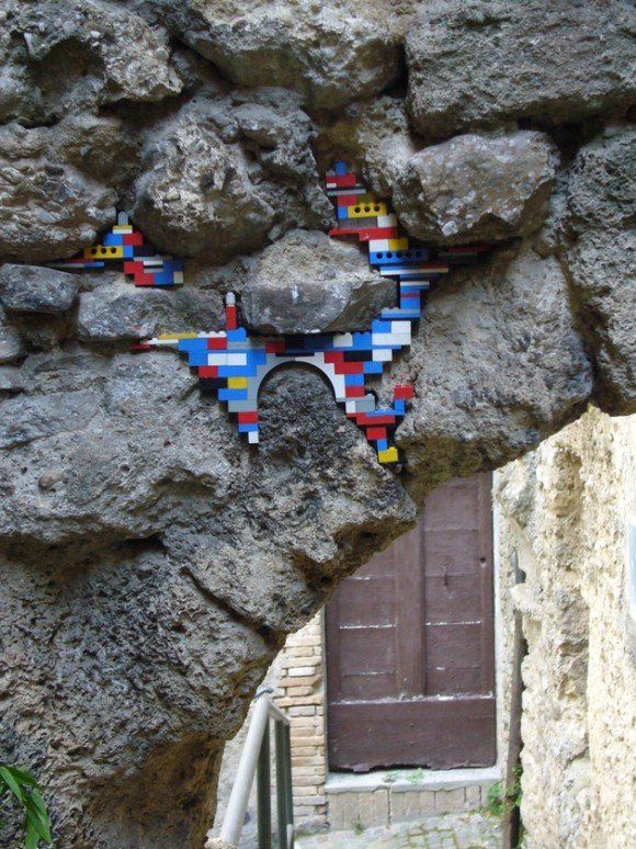 Street Art : Soigner les murs malades avec des Lego #7