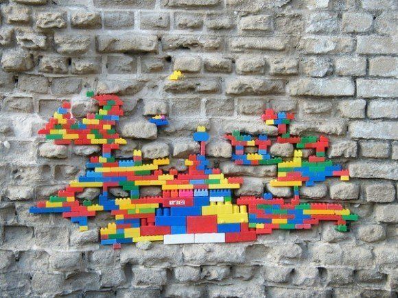 Street Art : Soigner les murs malades avec des Lego #8