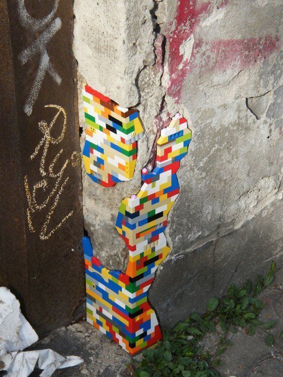 Street Art : Soigner les murs malades avec des Lego #5