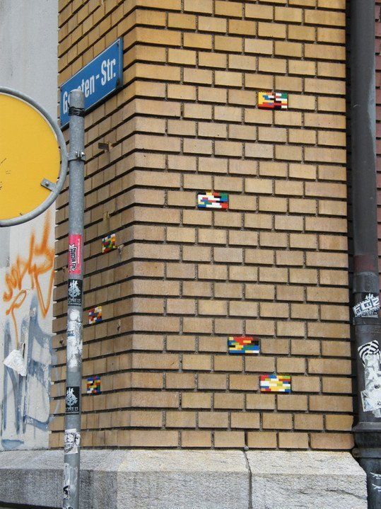 Street Art : Soigner les murs malades avec des Lego #9