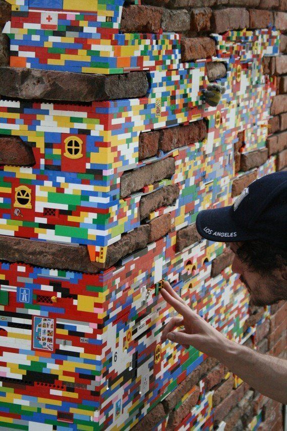 Street Art : Soigner les murs malades avec des Lego #2
