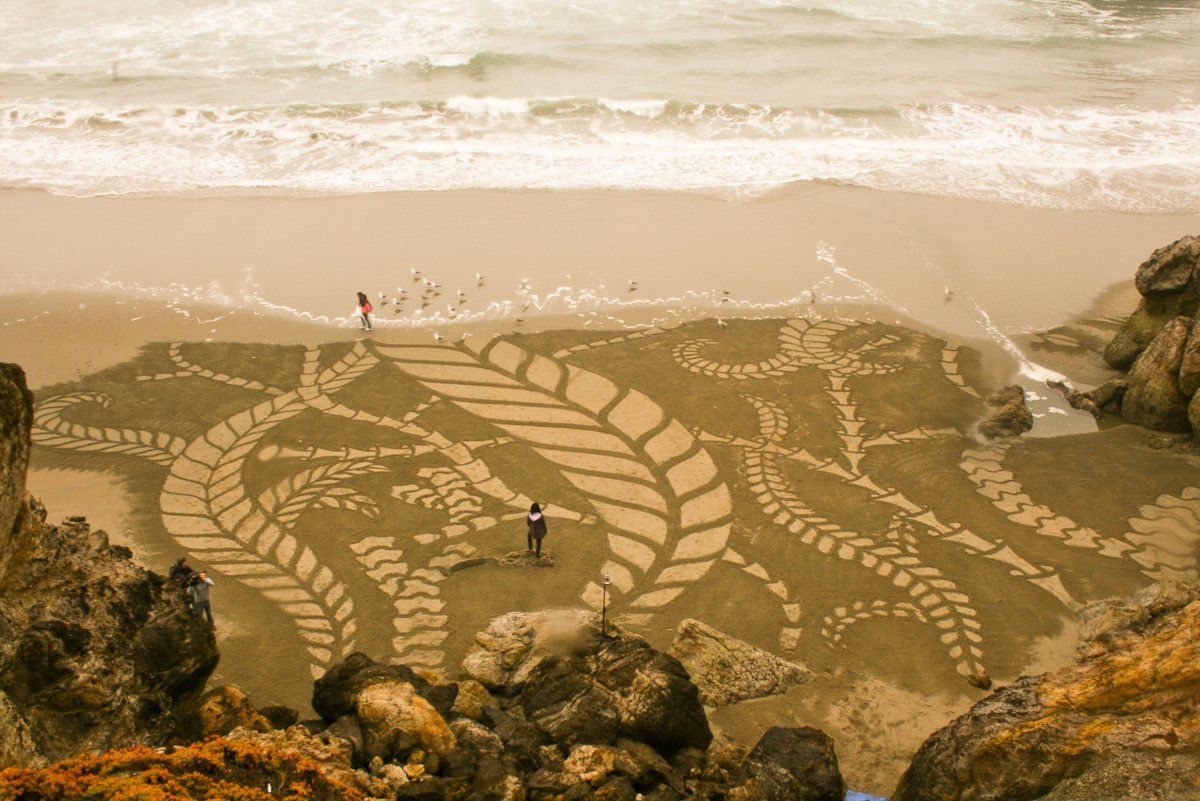 Street Art : De gigantesques fresques sur le sable