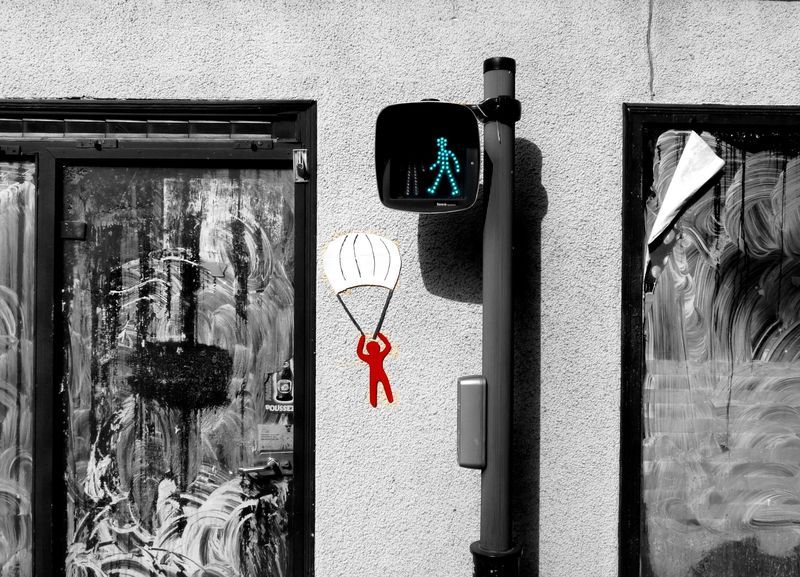 40 détournements Street Art de panneaux de signalisation #26