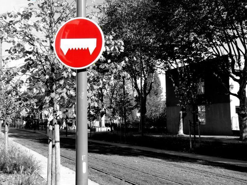 40 détournements Street Art de panneaux de signalisation #4