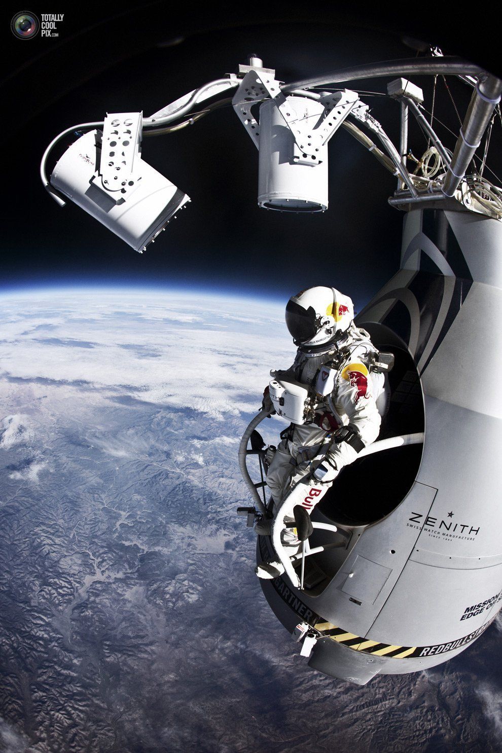 Red Bull Stratos : 39km de chute libre depuis la stratosphère + 2 parodies #4