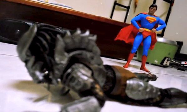 Superman met une raclée à Predator en Stop Motion