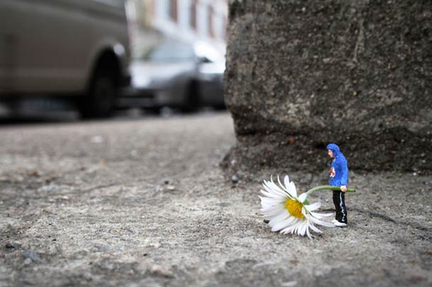 Street Art : Les Little People de Slinkachu se mobilisent contre le chômage #39