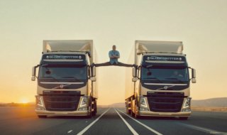 Jean-Claude Van Damme fait le grand écart entre 2 camions Volvo pendant qu'ils roulent