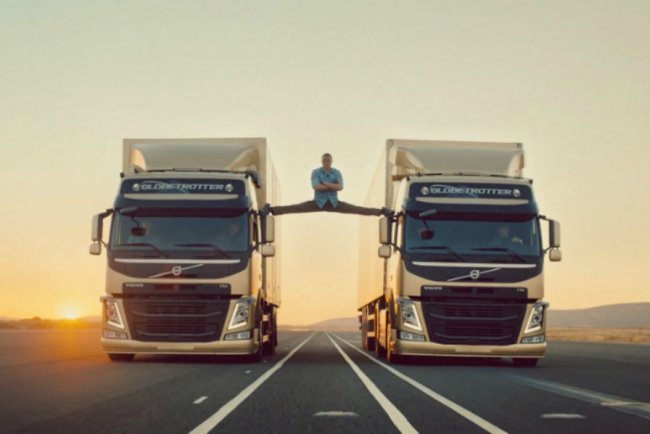 Jean-Claude Van Damme fait le grand écart entre 2 camions Volvo pendant qu'ils roulent