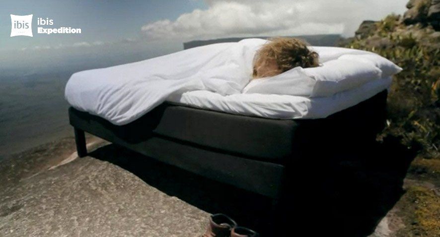 Il dort sur un lit au sommet du Mont du Diable +1 nuit magique à gagner #12