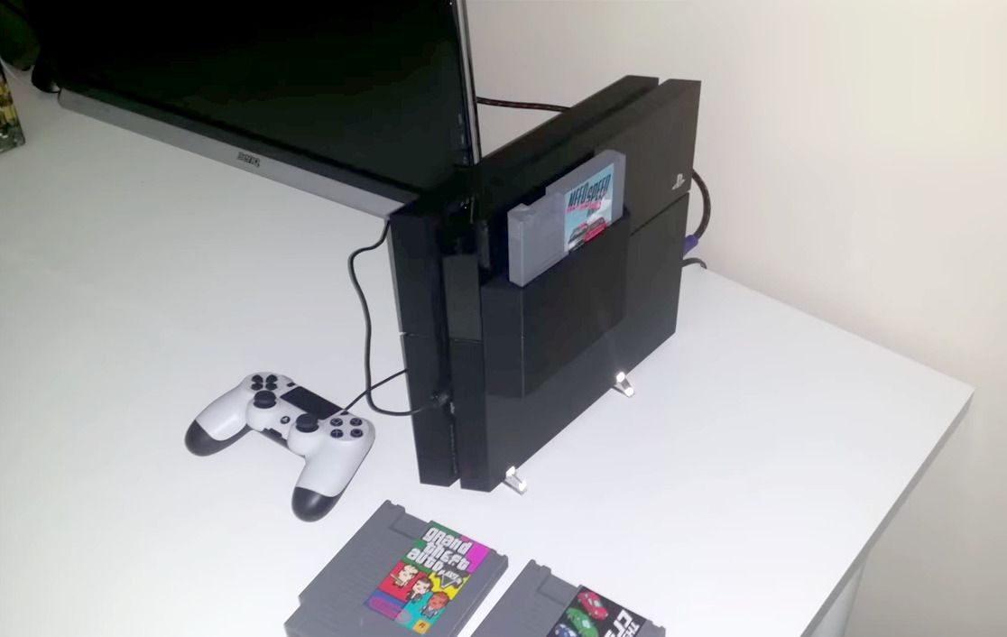 Une Playstation 4 qui lit les cartouches NES