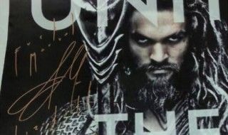 Jason Momoa signe un poster Aquaman "Fuck Marvel"