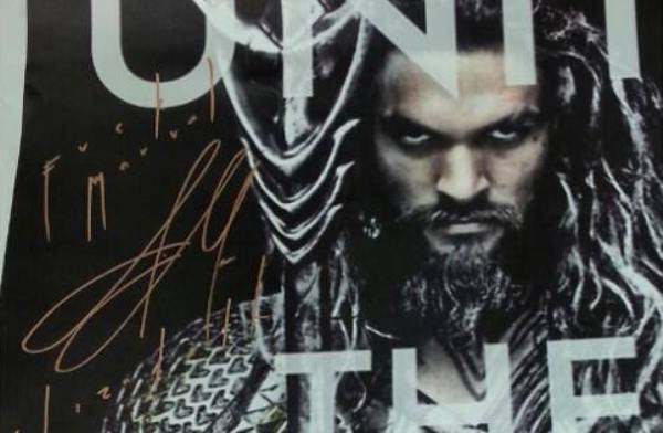 Jason Momoa signe un poster Aquaman "Fuck Marvel"