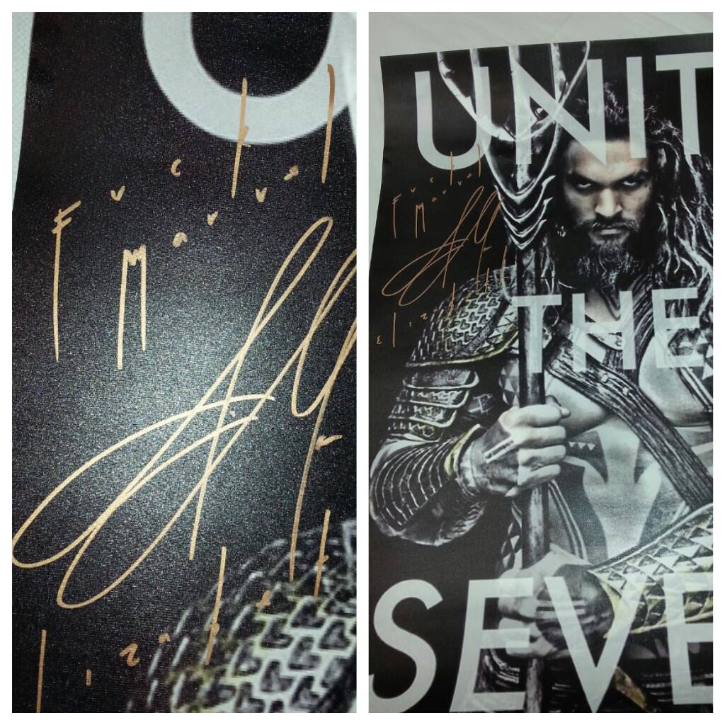 Jason Momoa signe un poster Aquaman ˝Fuck Marvel˝