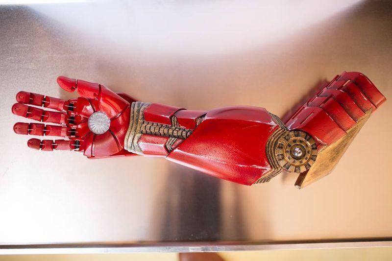 Tony Stark offre un bras bionique à un jeune fan