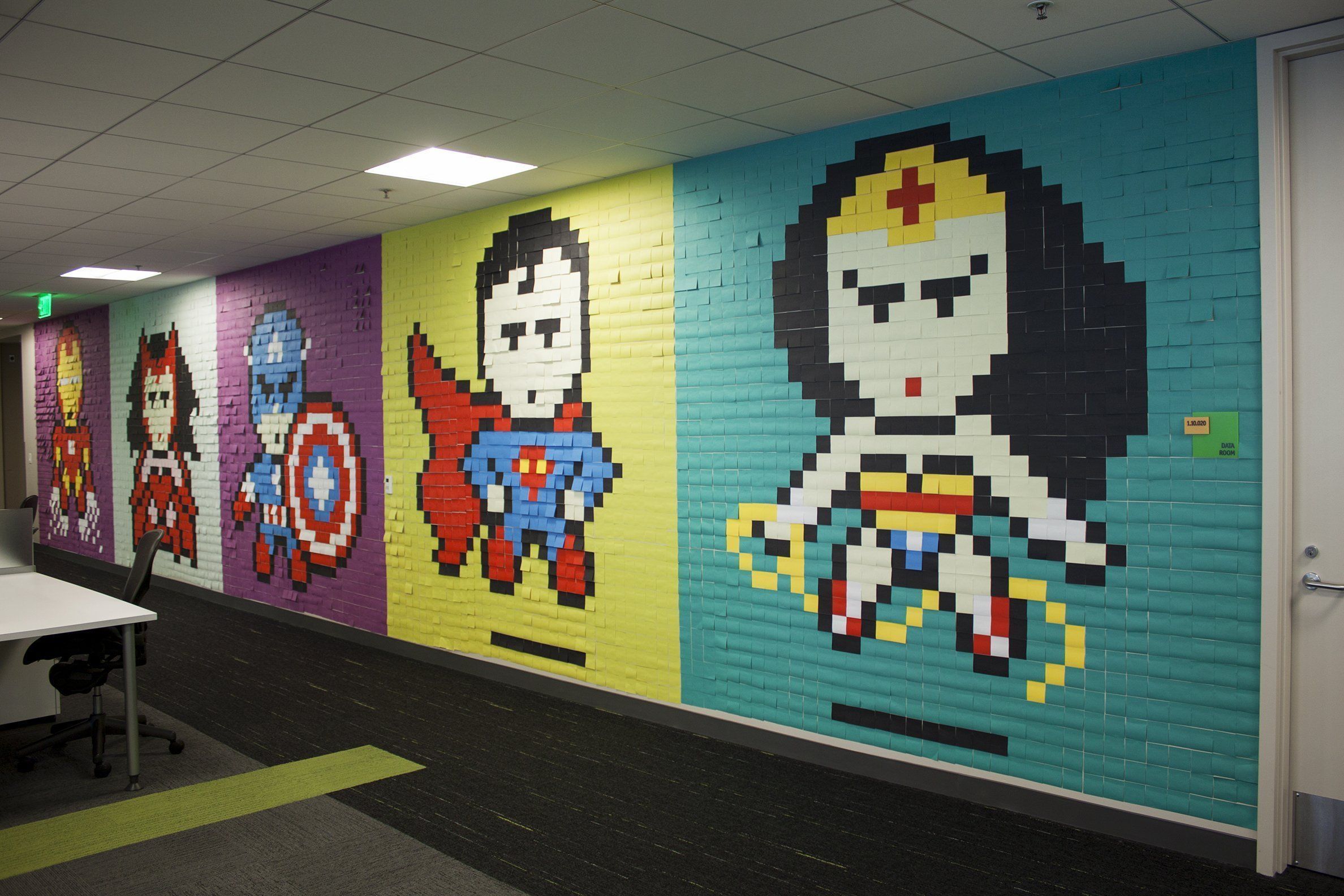 Street Art : Il décore son bureau avec des Super Héros faits de 8.000 POST-IT