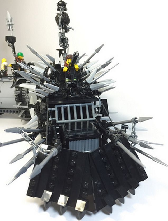 Il recrée les véhicules de Mad Max Fury Road en LEGO #3