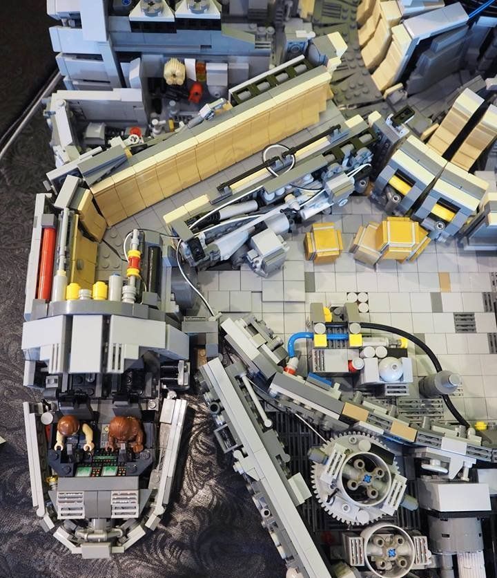 Un Faucon Millenium fait avec 10.000 Pièces de LEGO #6