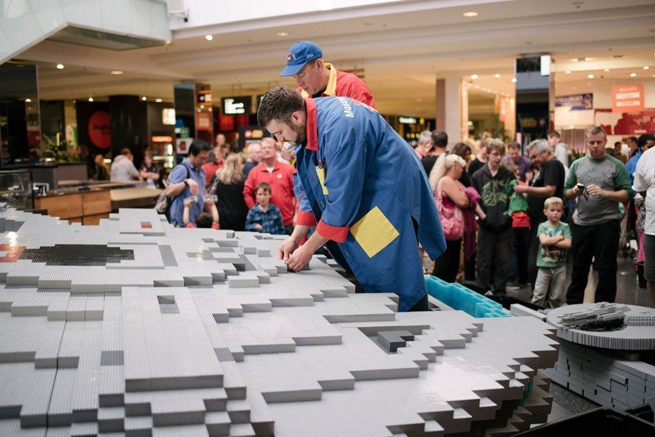 Un Faucon Millenium fait avec 250 000 briques LEGO #2