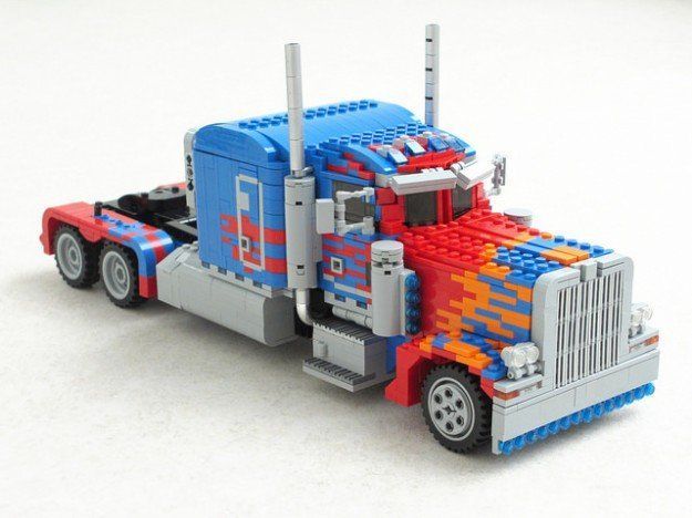 Il construit un Optimus Prime transformable en LEGO