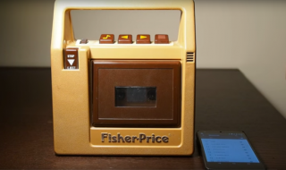 Il transforme un vieux lecteur de cassettes Fisher Price en enceinte bluetooth