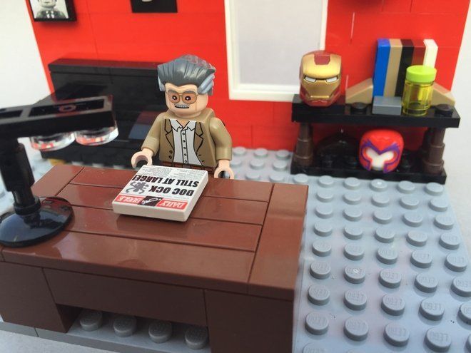 Stan Lee en LEGO avec un buste et un set #4
