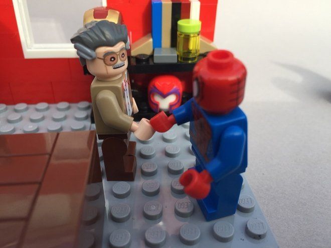 Stan Lee en LEGO avec un buste et un set #9