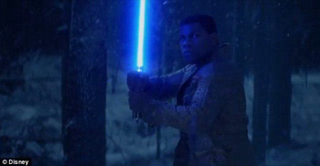 Star Wars Episode VII : Finn armé d'un sabre laser dans le nouveau teaser #2