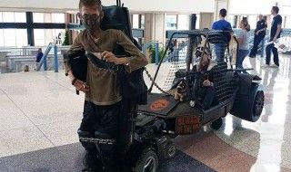 Un étudiant handicapé crée le Cosplay Mad Max Ultime