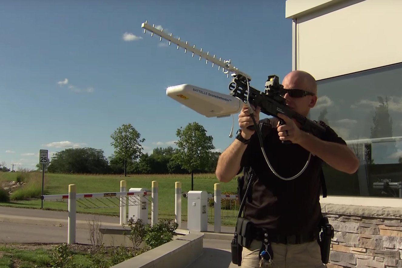 Un fusil anti-drones qui tire des ondes radios