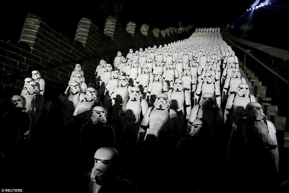 500 Stormtroopers sur la Muraille de Chine pour la promotion de Star Wars Episode VII #2
