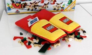 LEGO crée des chaussons pour marcher sur des LEGO sans se faire mal