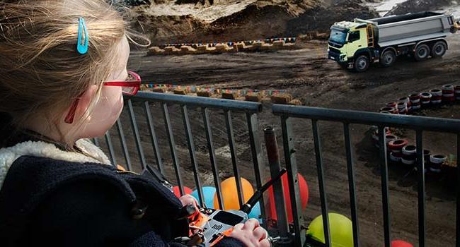 Une fillette de 4 ans pilote un camion 18 tonnes Volvo