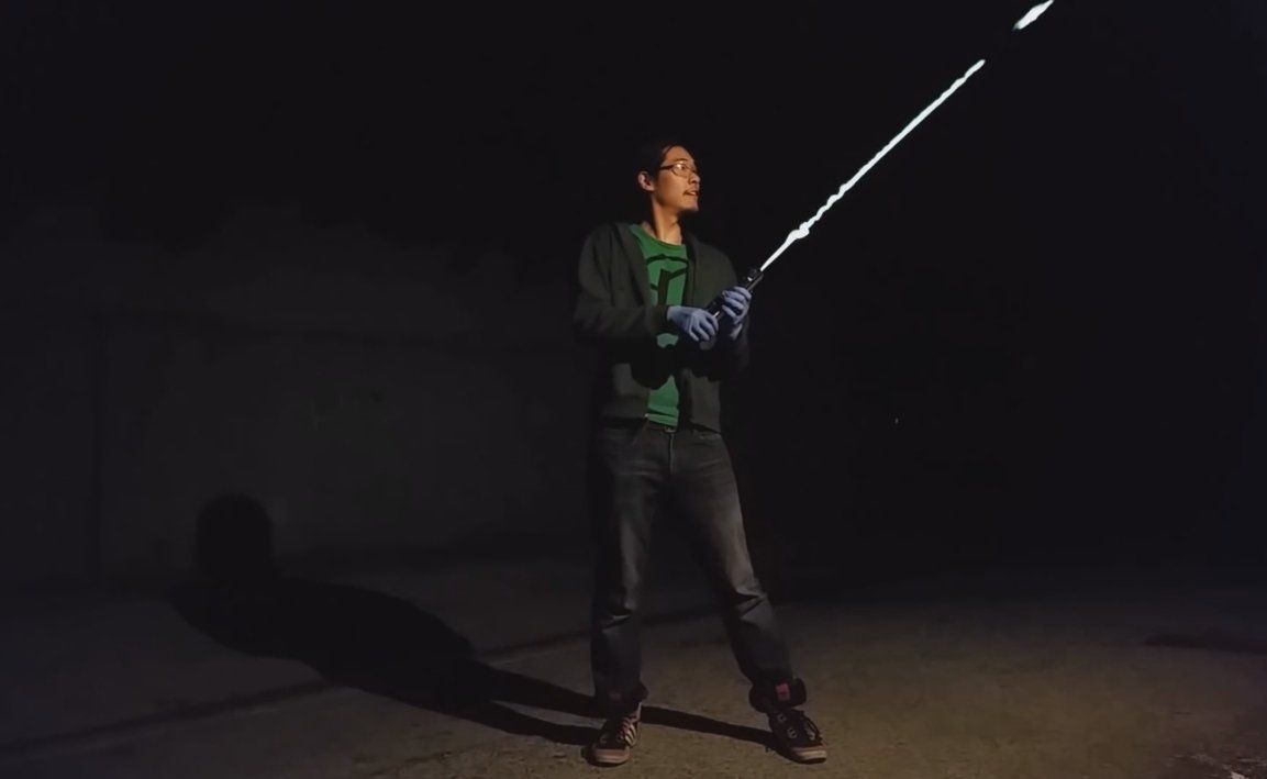 Star Wars : ce fan a construit un VRAI sabre laser qui fonctionne