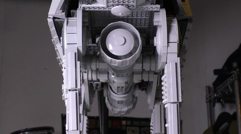Il construit un énorme AT-AT en LEGO de 6.000 pièces #2