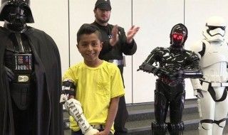 Dark Vador offre une prothèse imprimée en 3D à un jeune fan de Star Wars