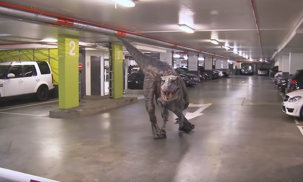Caméra cachée : ils se font attaquer par un Dinosaure dans un parking #2