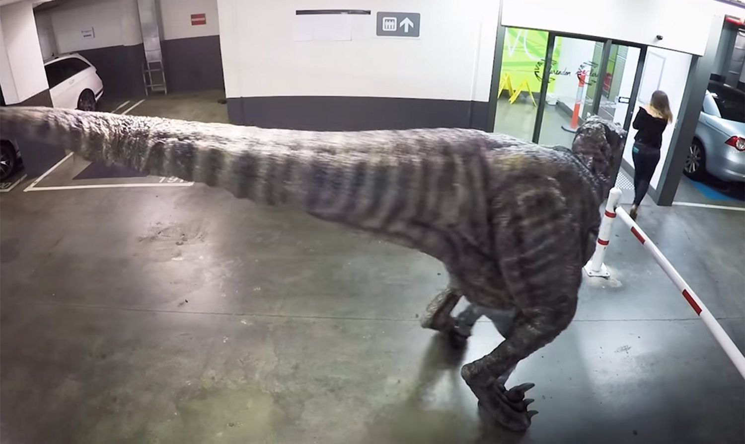 Caméra cachée : ils se font attaquer par un Dinosaure dans un parking #3