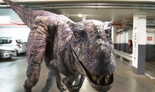Caméra cachée : ils se font attaquer par un Dinosaure dans un parking
