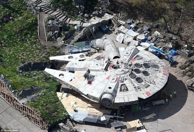 Star Wars Episode VIII : des photos de tournages du Faucon Millenium ont fuité #4