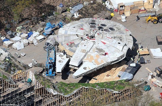 Star Wars Episode VIII : des photos de tournages du Faucon Millenium ont fuité #2