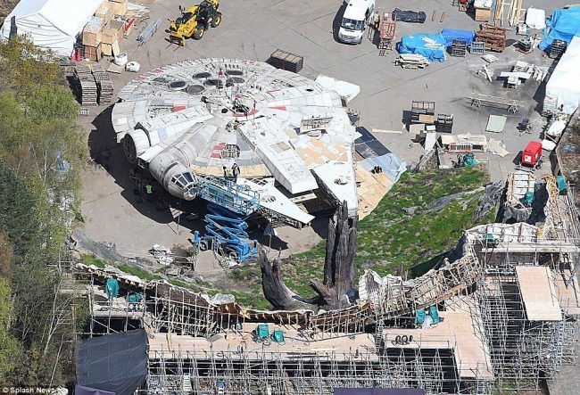 Star Wars Episode VIII : des photos de tournages du Faucon Millenium ont fuité #3