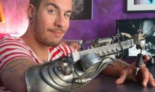 Il tatoue ses clients avec un bras bionique steampunk