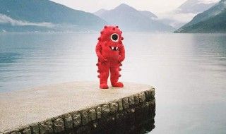 Les photos de vacances de Monstro le gros monstre rouge gentil