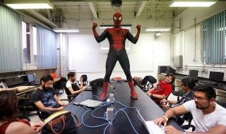 Spiderman donne des cours d'informatique au Mexique