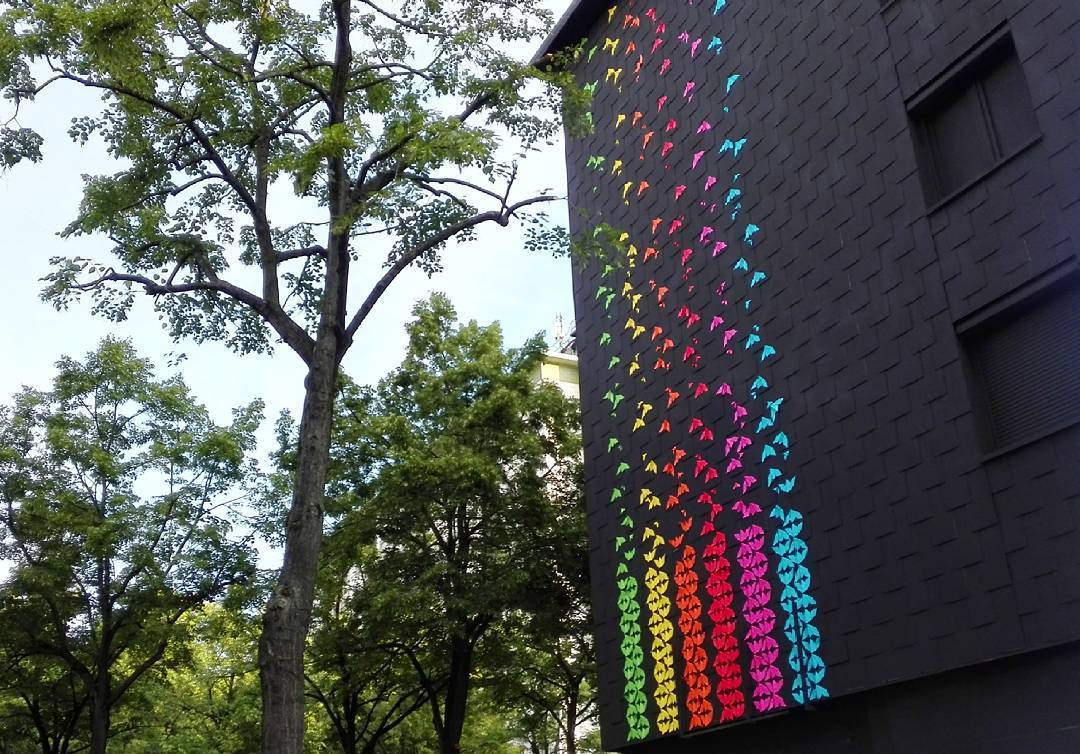 Une fresque composée de 15000 oiseaux en origami recouvre cet immeuble parisien #2