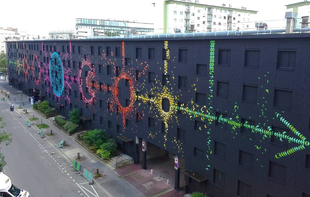 Une fresque composée de 15000 oiseaux en origami recouvre cet immeuble parisien #3