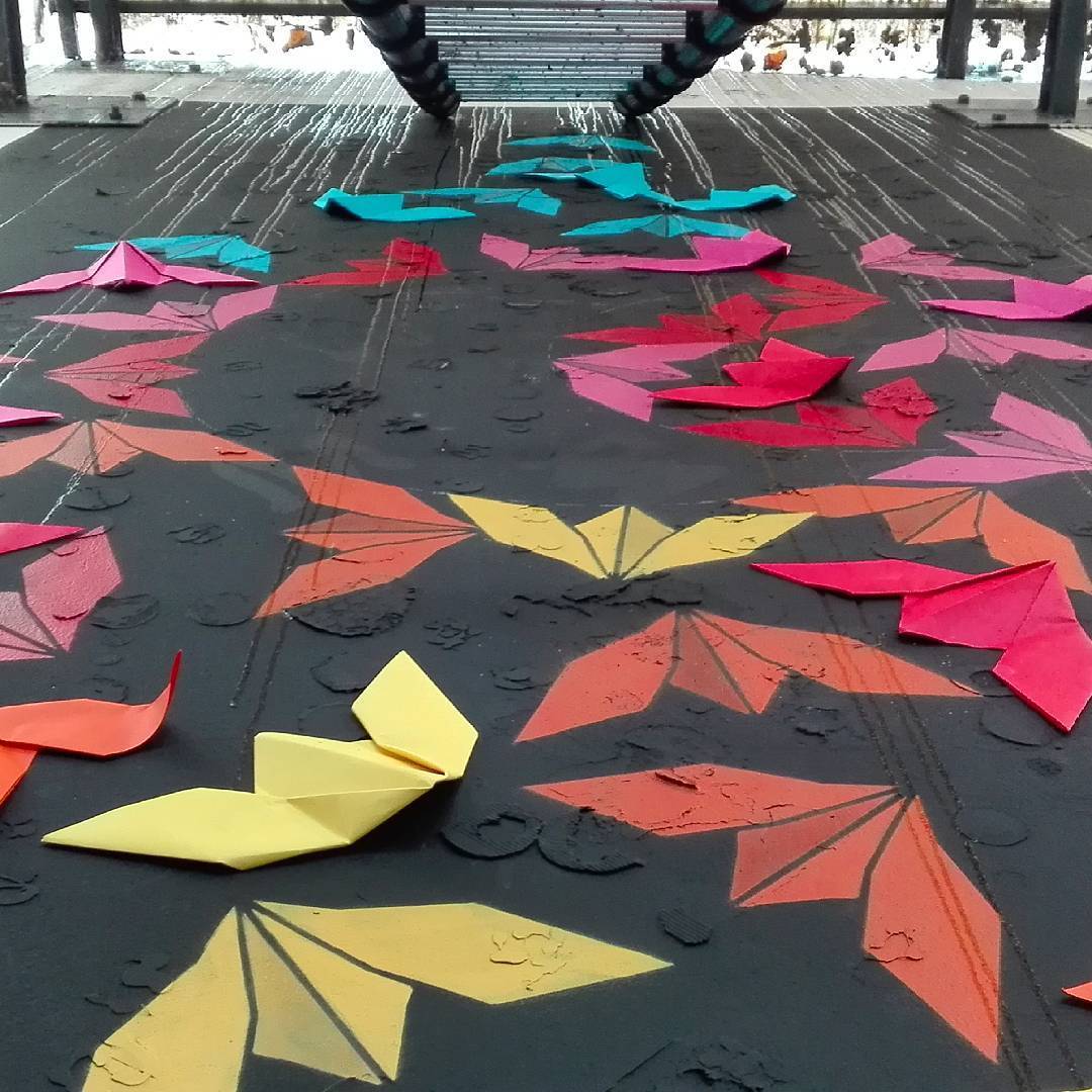 Une fresque composée de 15000 oiseaux en origami recouvre cet immeuble parisien #5
