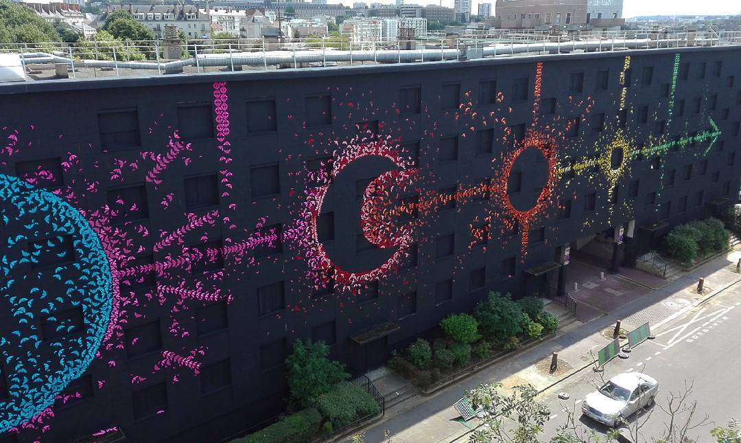Une fresque composée de 15000 oiseaux en origami recouvre cet immeuble parisien