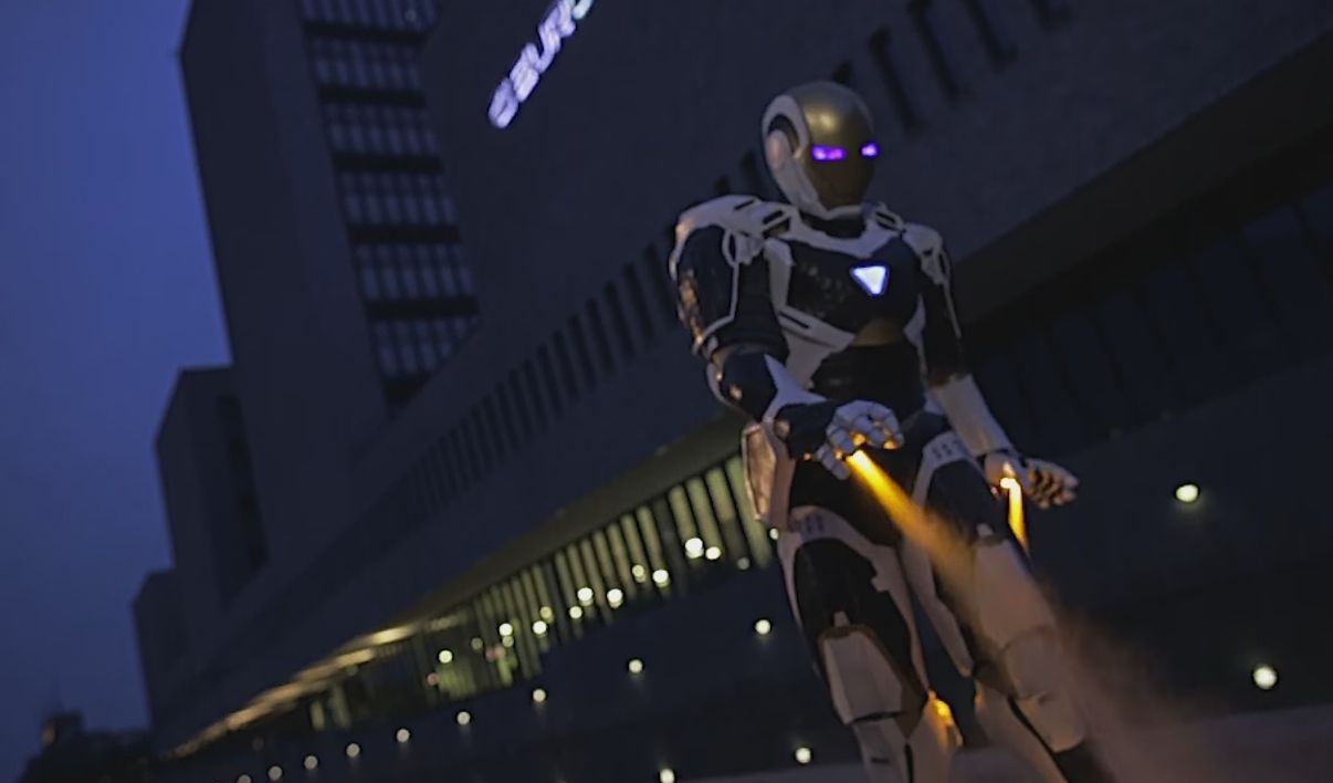 Un cosplay Iron Man Mark 39 équipé de propulseurs #6